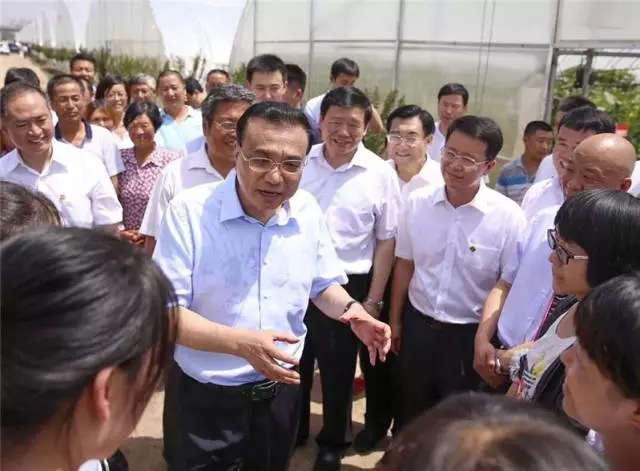 李克強總理冒酷暑考察陜西羊乳產業鏈，精準扶貧項目